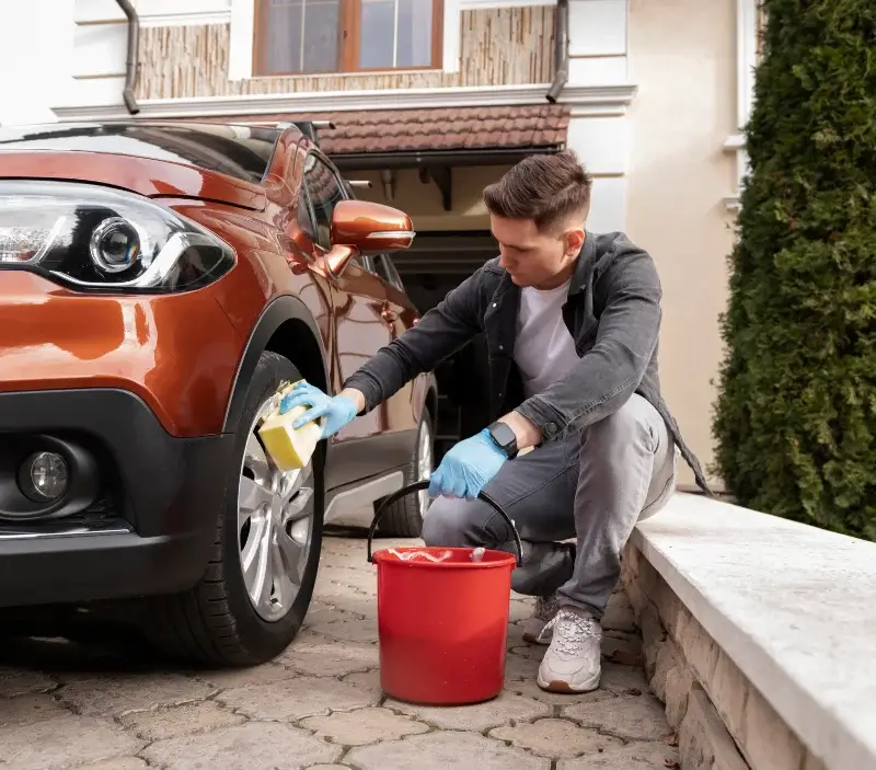 Lavage auto à domicile Thieux : professionnel intervenant sur un véhicule